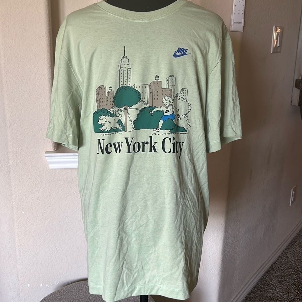 - Nike Graphic Tee NWOT Nike tee NEW YORK